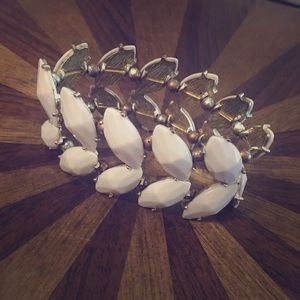 Bracelet with light pink stones